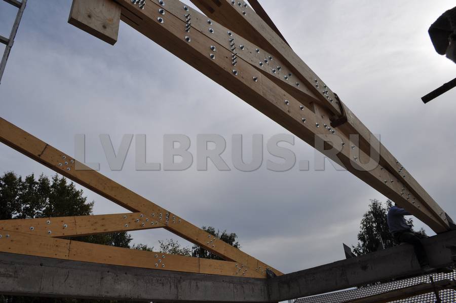 Монтаж деревянных конструкций кровли из ЛВЛ бруса