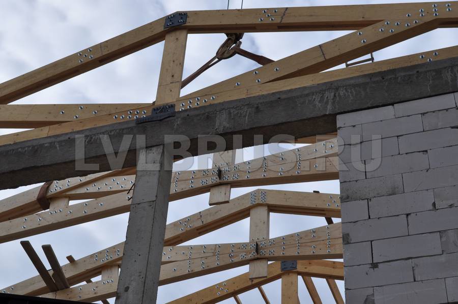 Монтаж деревянных конструкций кровли из ЛВЛ бруса