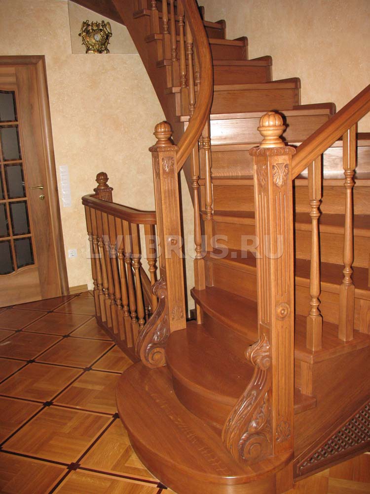 Изготовление и установка лестницы в загородном доме СПб