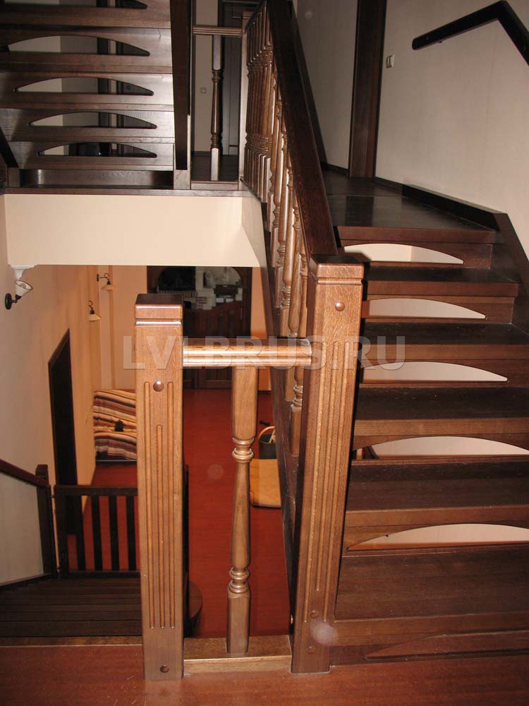 Изготовление и монтаж деревянной лестницы в загородном доме в Санкт-Петербурге