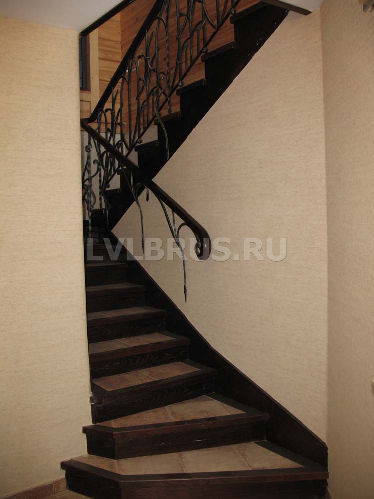 Изготовление и монтаж деревянной лестницы в загородном доме в Санкт-Петербурге на заказ