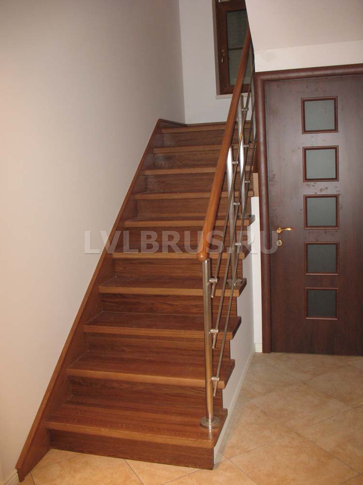 Изготовление и монтаж деревянной лестницы в загородном доме в Санкт-Петербурге под заказ