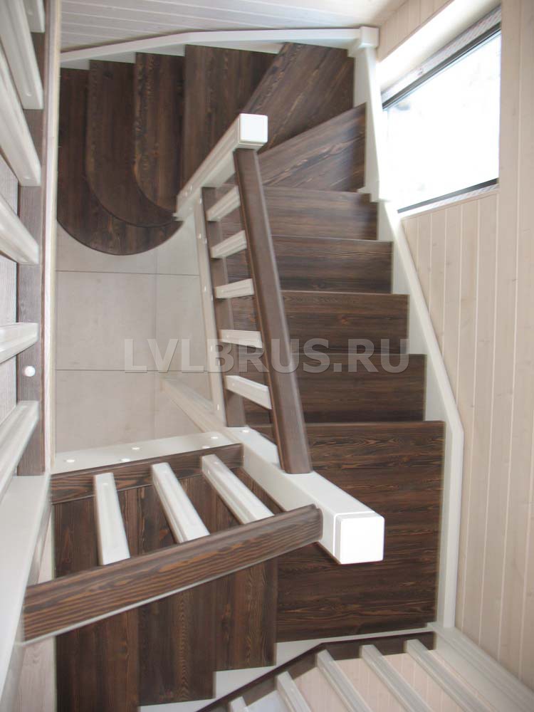 Изготовление и монтаж деревянной лестницы в загородном доме под заказ