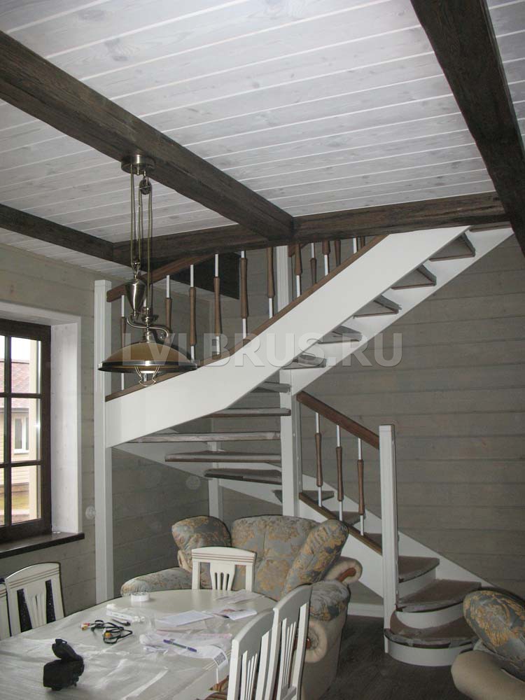 Изготовление и монтаж деревянной лестницы в загородном доме под заказ