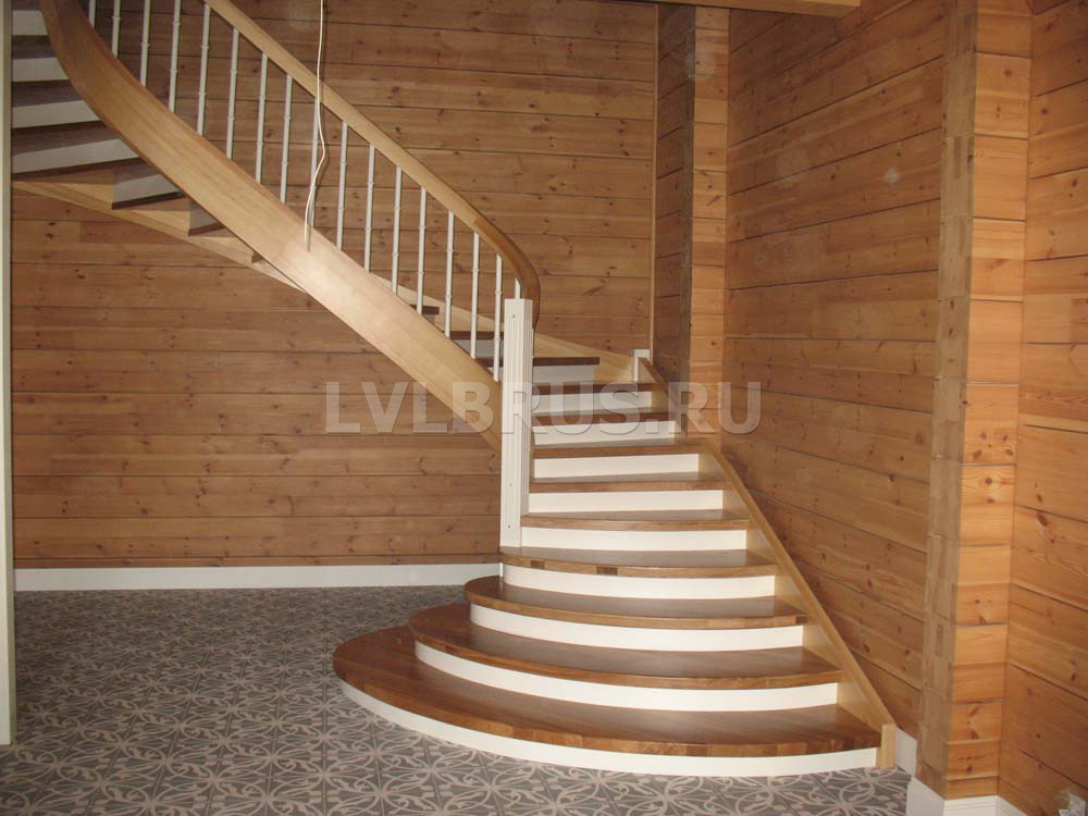 Изготовление и монтаж деревянной винтовой лестницы в загородном доме под заказ