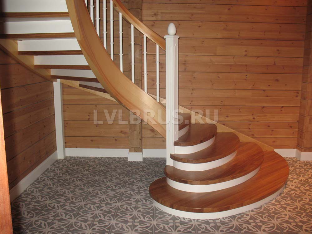 Изготовление и монтаж деревянной винтовой лестницы в загородном доме под заказ